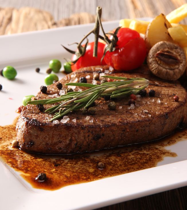 Steak mit grünem Pfeffer und Knoblauchkartoffeln, ein laktosefreies Rezept