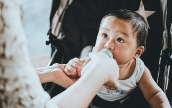 Comment savoir si un bébé est intolérant au lait de vache