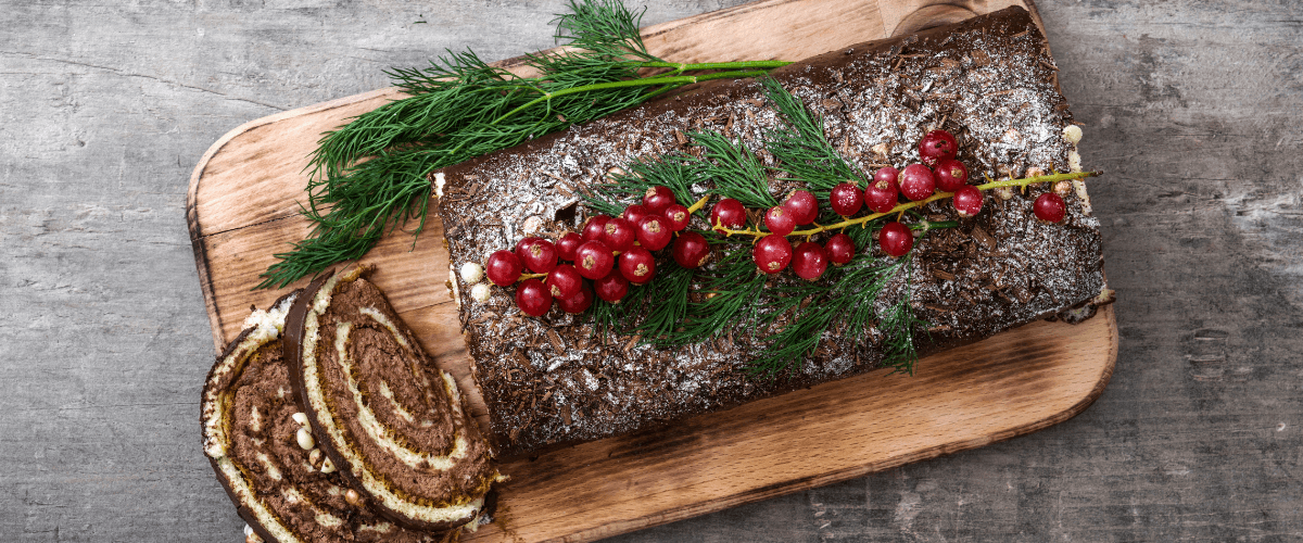 Laktosefreier Weihnachtsscheit mit Schokolade und roten Früchten.