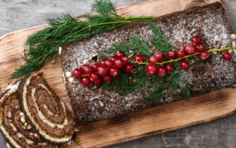 Bûche de Noël sans lactose au chocolat et aux fruits rouges