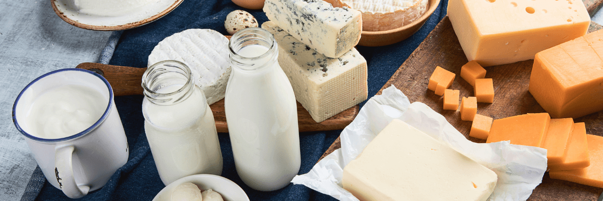 Visuel d'une table remplie de produits laitiers