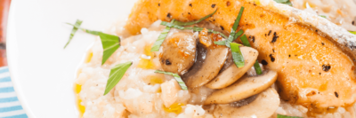 Assiette de saumon grillé avec un risotto aux champignons sans lactose