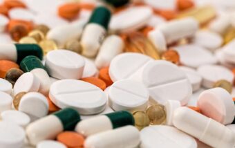 Existe-t-il des médicaments incompatibles avec la supplémentation en lactase ?