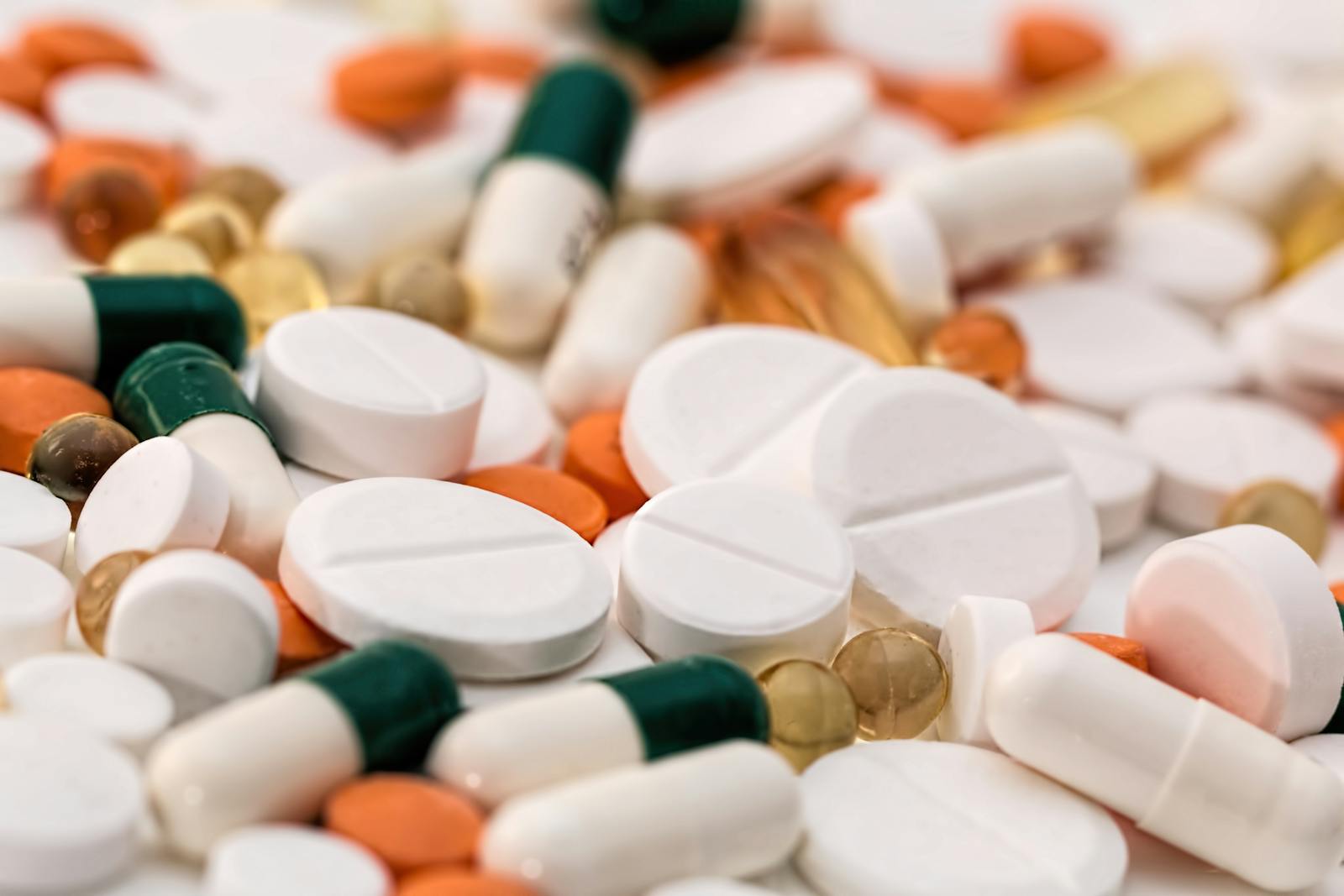 Close-up verschiedener Pillen und Kapseln in verschiedenen Farben und Größen, ideal für gesundheitsbezogene Inhalte.
