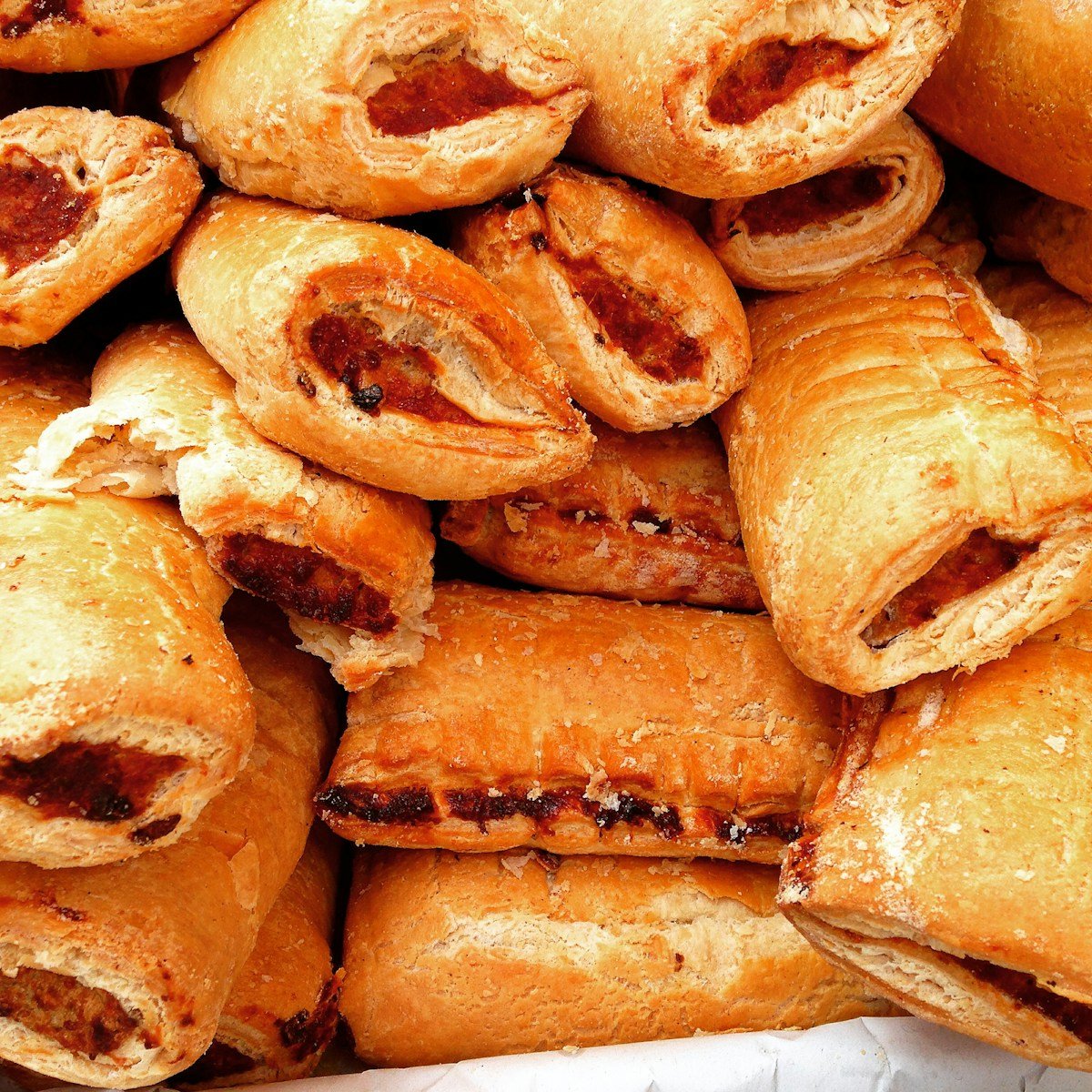 braunes Brot auf weißem Papier