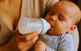 Intolérance au lactose chez le bébé : identifier et gérer