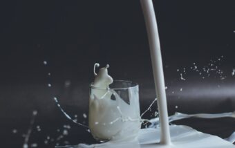 Lait sans lactose : solution idéale pour les intolérants ?