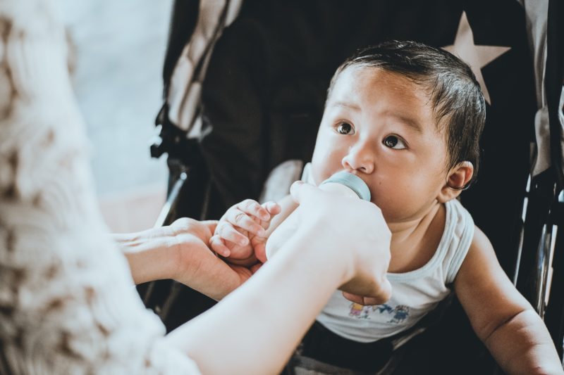 Comment savoir si un bébé est intolérant au lait de vache ?